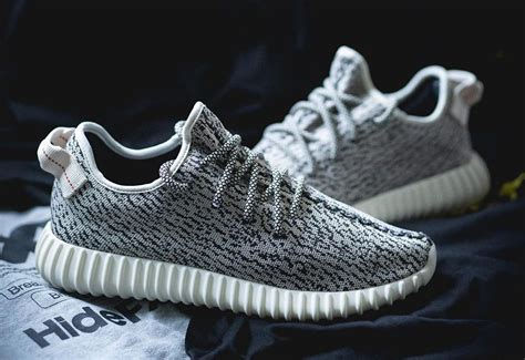 yeezy 350 v1 turtle dove.